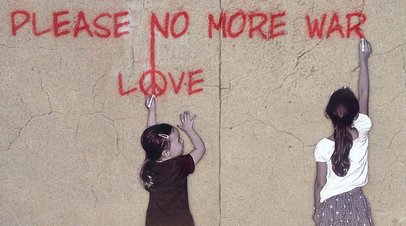 Graffito: Zwei Mädchen malen an eine Wand peace no more war