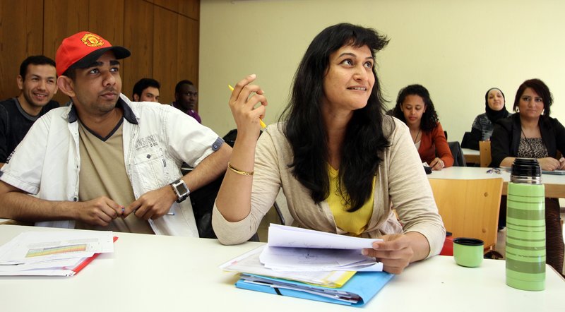 Menschen mit internationaler Herkunft lernen gemeinsam