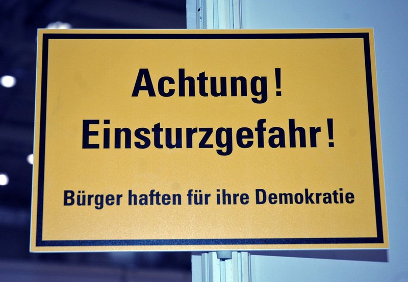 Baustellenschild: Achtung Einsturzgefahr, Bürger haften für ihre Demokratie