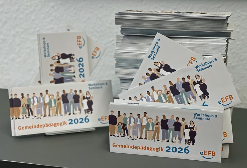 Ein Stapel der Druckflyer Gemeindepädagogik 2026