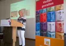 Eine Frau an einem Podest