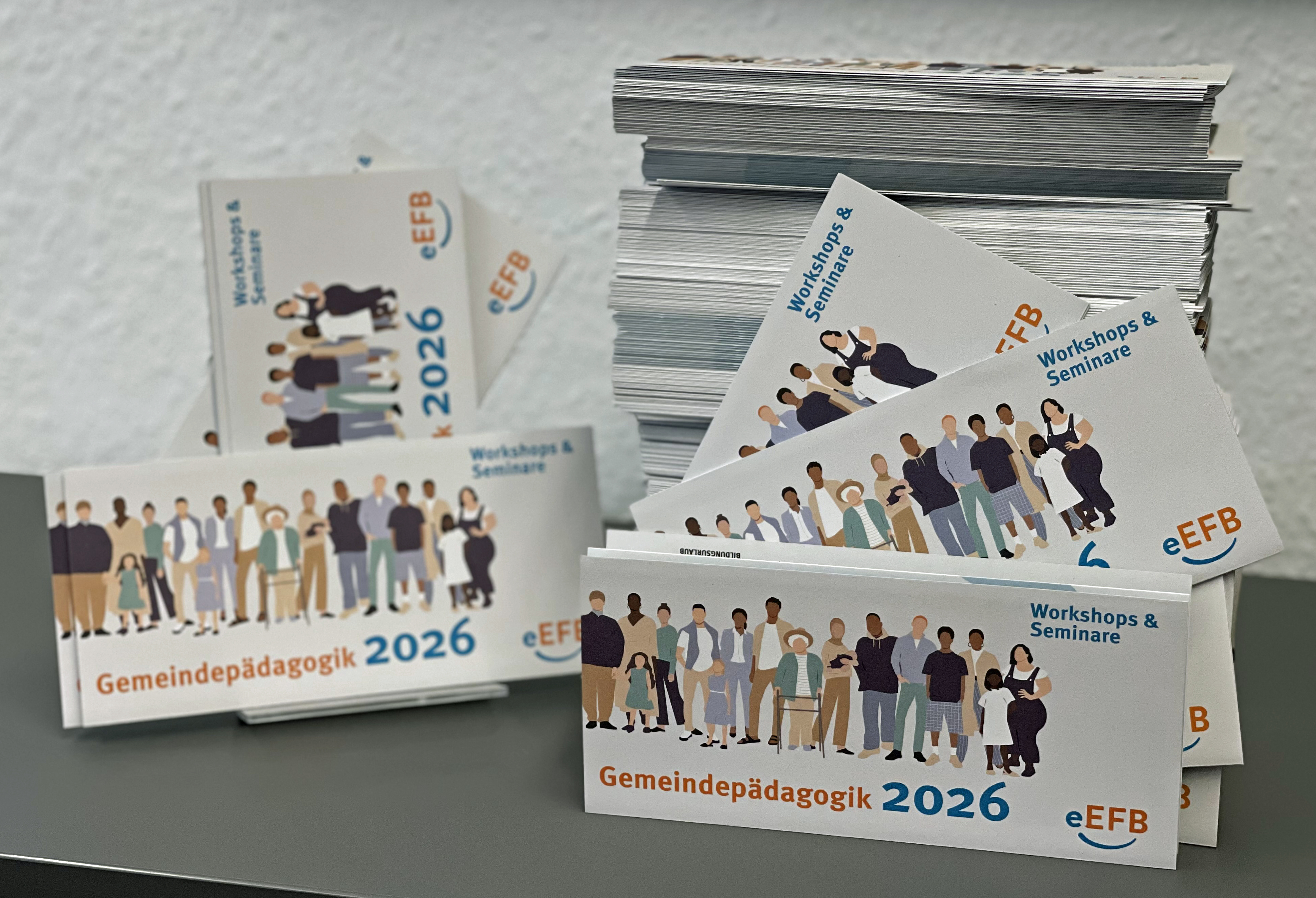 Ein Stapel der Druckflyer Gemeindepädagogik 2026