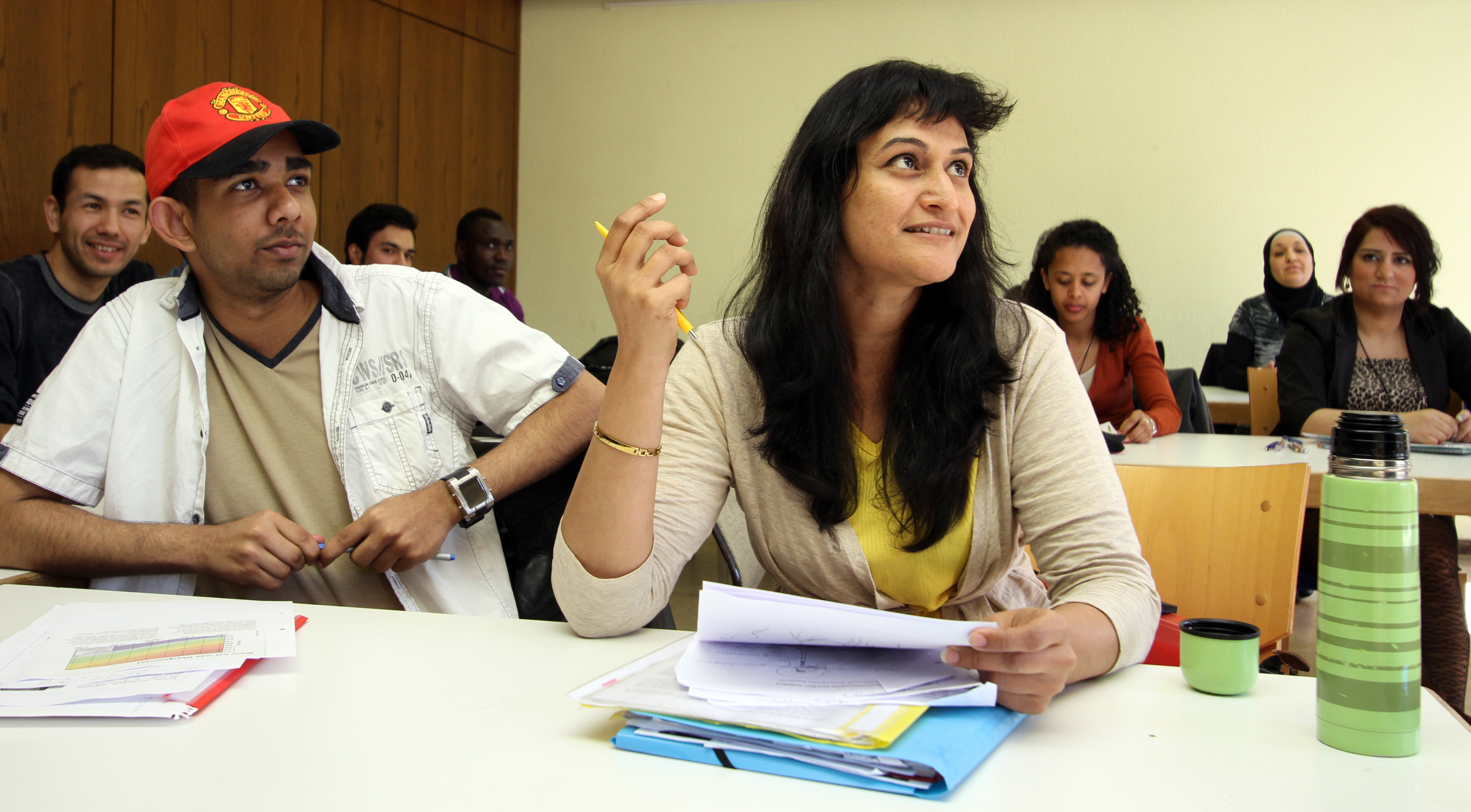 Menschen mit internationaler Herkunft lernen gemeinsam