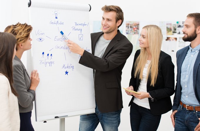 Politik + Gesellschaft | Beruf + Arbeit | Menschen | Arbeitswelt, Ausbildung + Schule