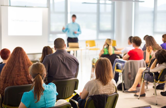 Politik + Gesellschaft | Schulische + Sprachliche Bildung | Menschen | Arbeitswelt, Ausbildung + Schule