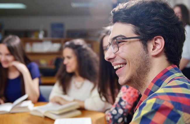 Politik + Gesellschaft | Schulische + Sprachliche Bildung | Menschen | Arbeitswelt, Ausbildung + Schule