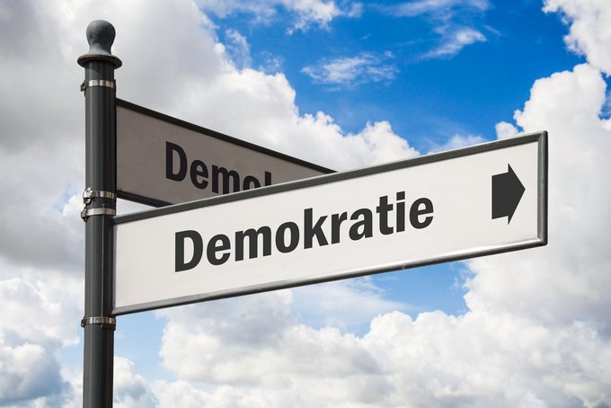 Politik + Gesellschaft | Reisen + Pilgern | Grafische Elemente + Piktogramme
