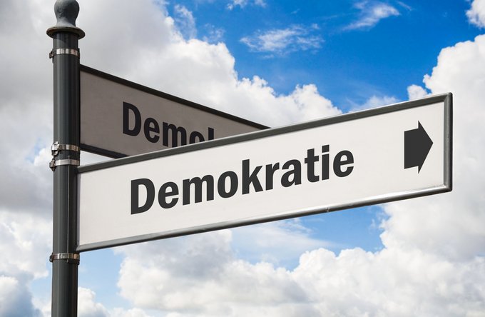 Politik + Gesellschaft | Reisen + Pilgern | Grafische Elemente + Piktogramme