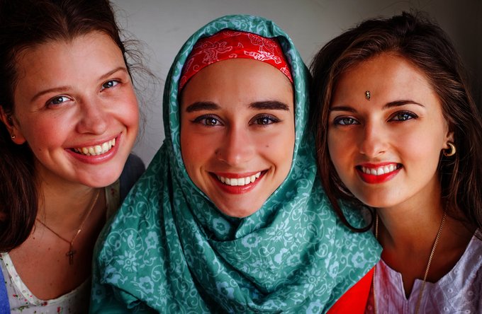 Politik + Gesellschaft | Religion(en) + Theologie | Menschen | Soziale + Religiöse Themen